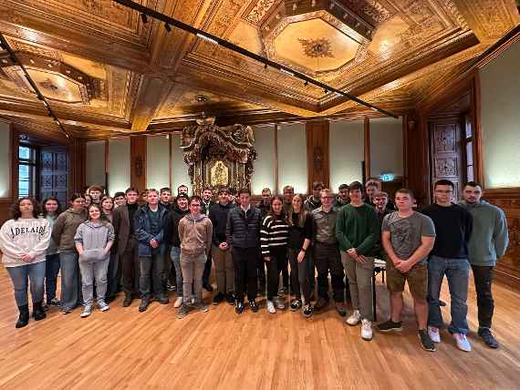 Gruppenbild der 3A-Klasse im Palais Niederösterreich in Wien