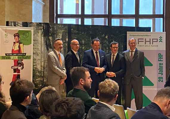 Bundesminister Norbert Totschnig mit Begleitern vor Fotowand