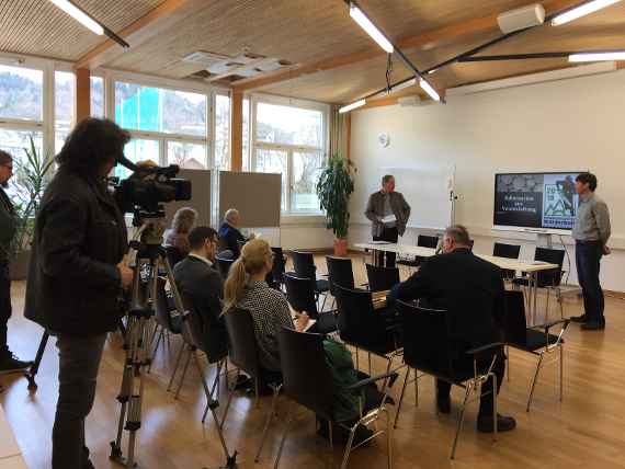 Die Pressekonferenz beginnt