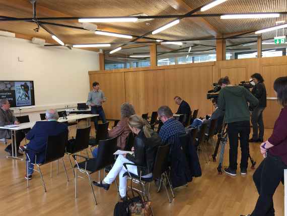 Der Mehrzweckraum mit Journalisten und Interessierten