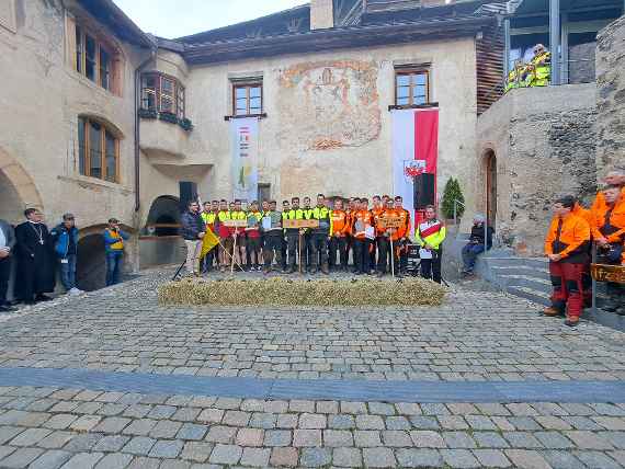 Gruppe im Innenhof der Burg