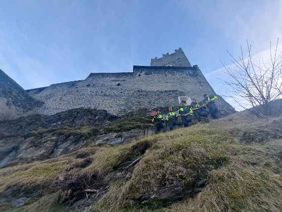 Blick von unten auf die Burg mit Gruppe