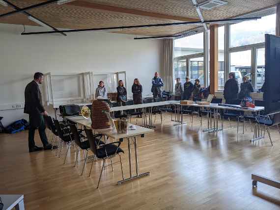 Direktor in Mehrzweckraum mit Gästen