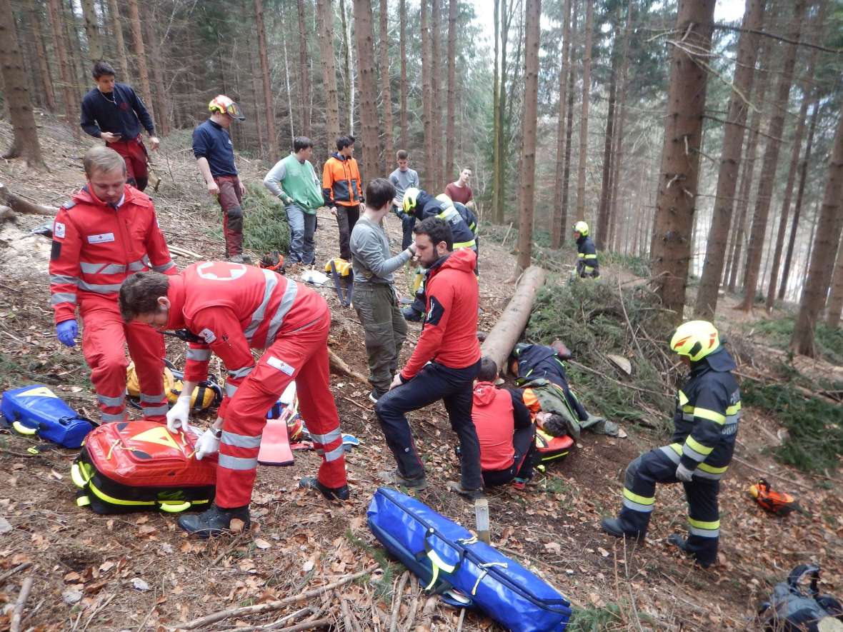 Einsatzkräfte bei simulierter Bergung