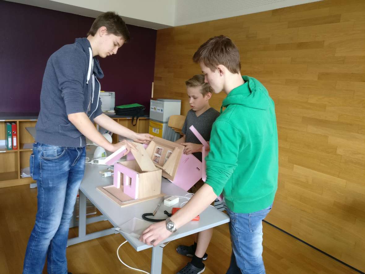 Schüler bei Bau einer Holzhütte