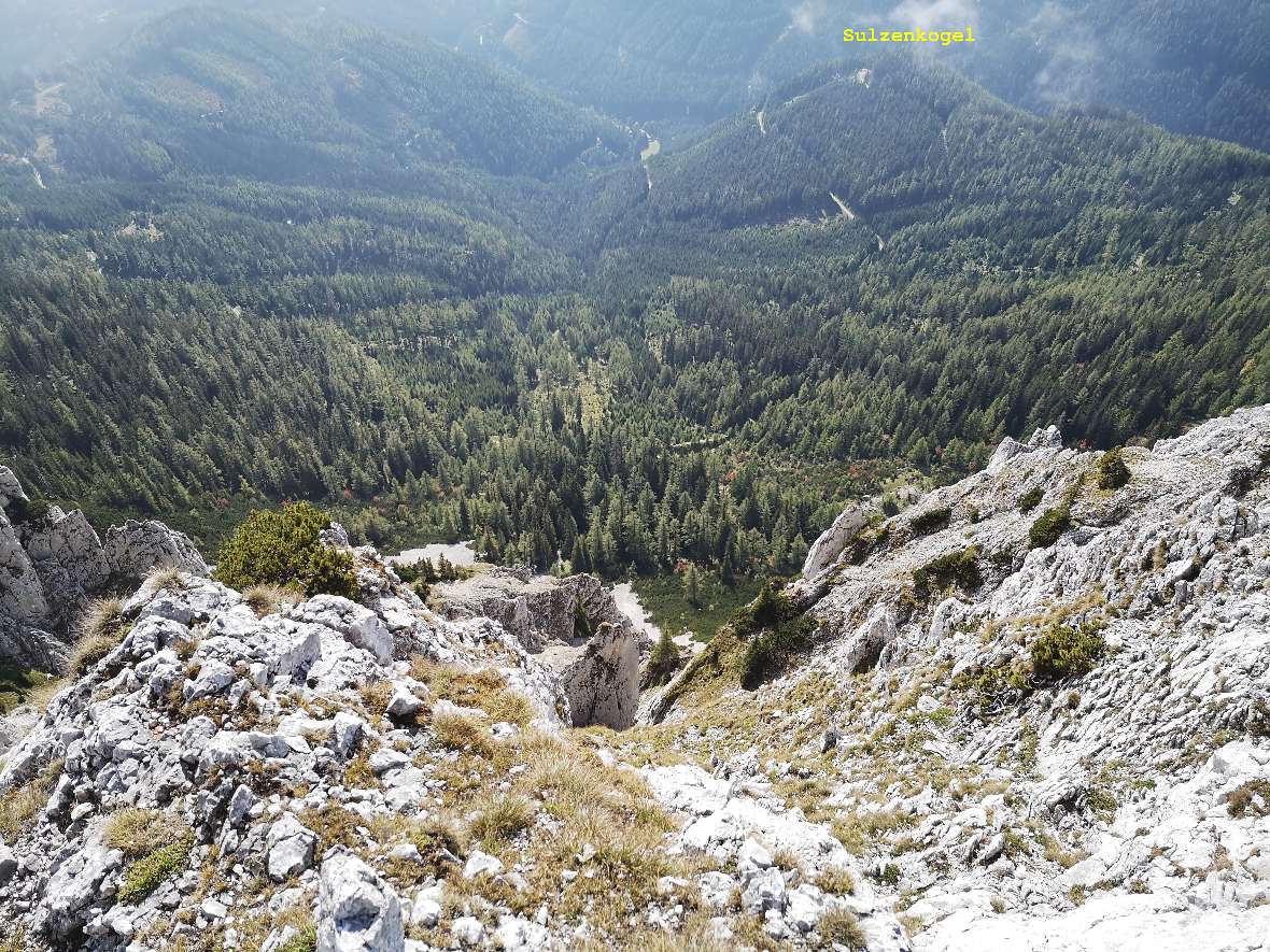 Blick vom Gipfel in das Tal