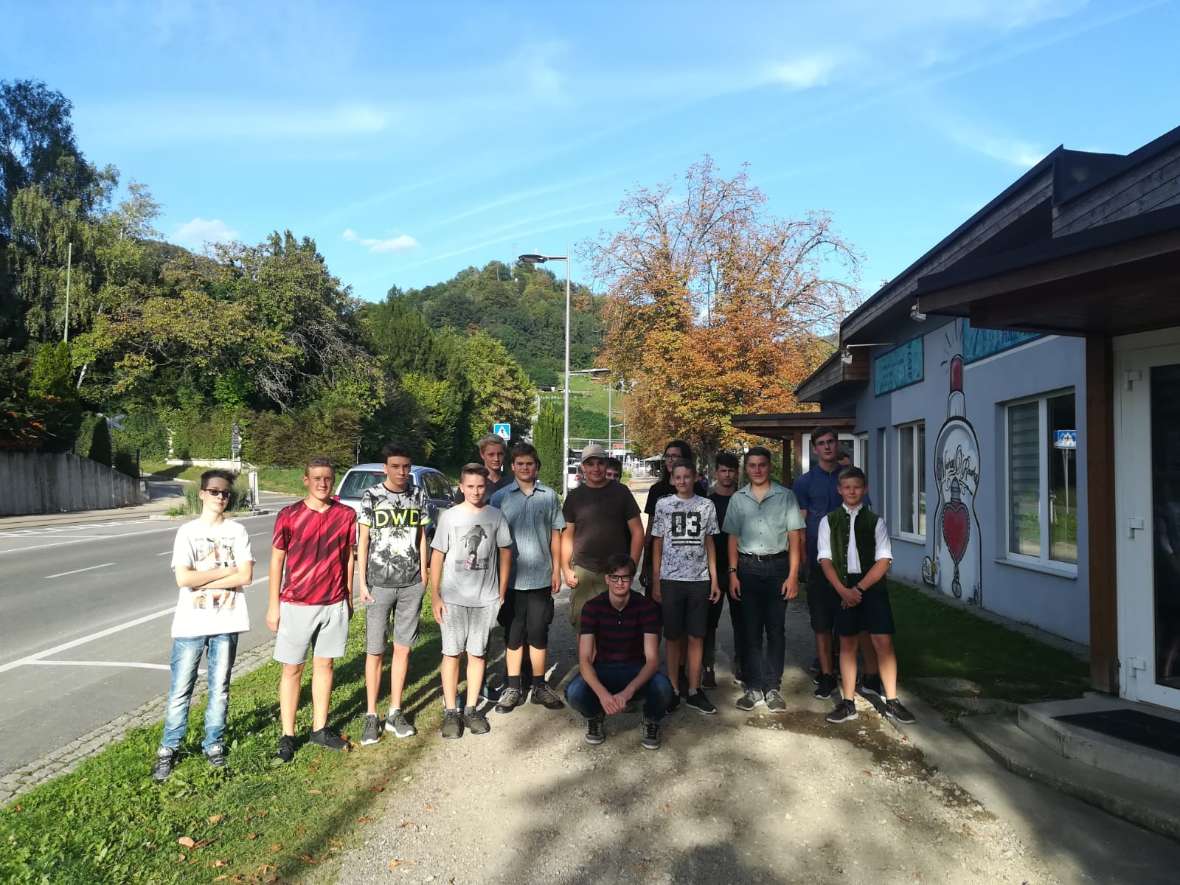 Eine Gruppe von Jahrlingen vor einem Geschäft