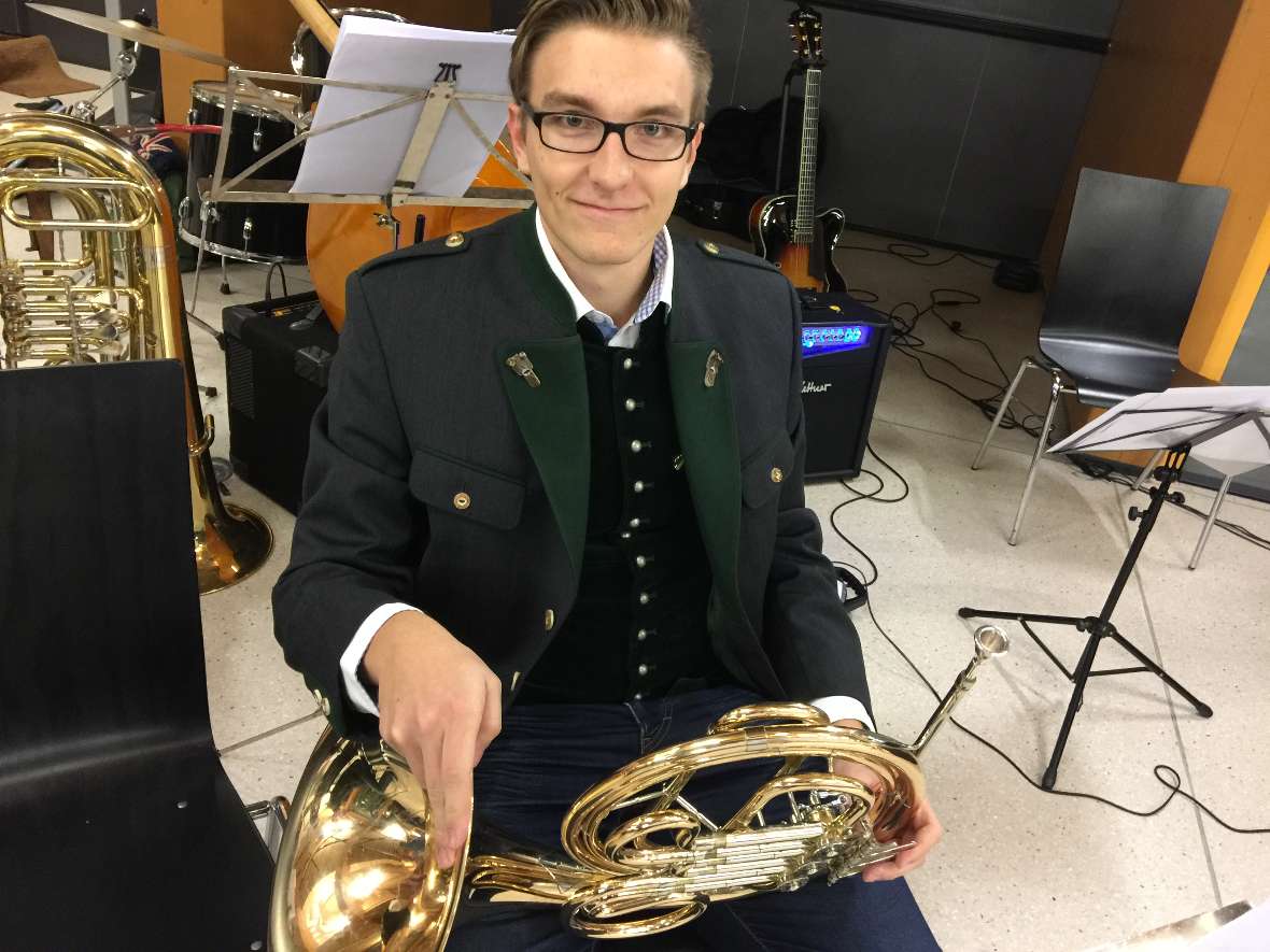 Der Heimsprecher spielt in der Schulband
