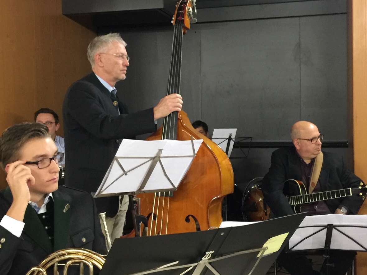 Heimleiter am Bass und Oberstudienrat an der Gitarre
