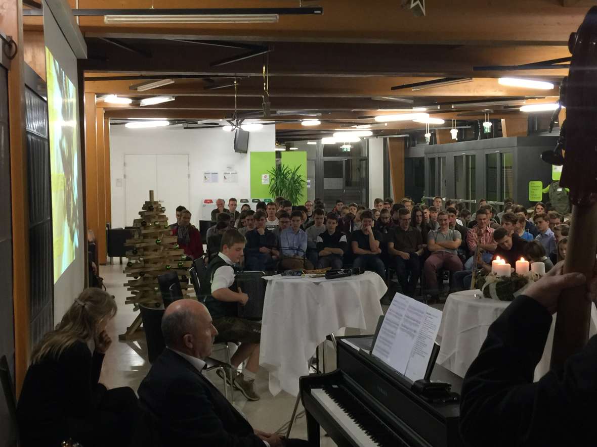 Die Schulgemainschaft in der Aula