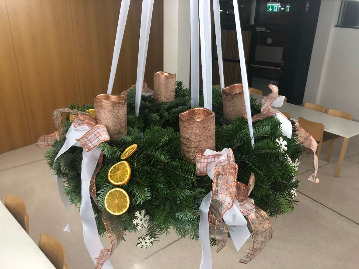 Ein Adventkranz mit Schleifen zum Aufhängen