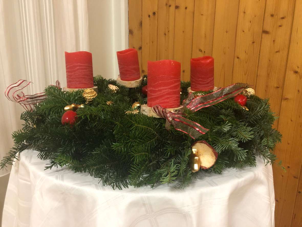 Ein Adventkranz in Rot