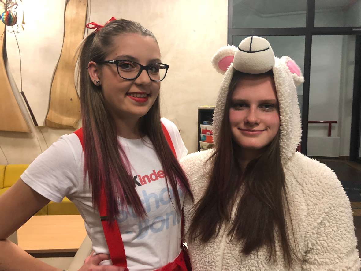Zwei kostümierte Schülerinnen