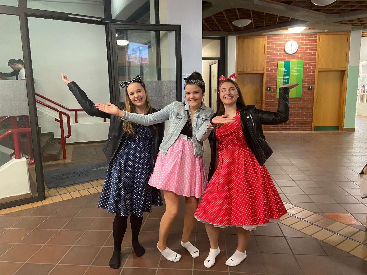 Drei Schülerinnen beim Unternehmen Petticoat