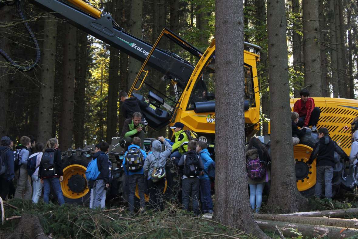 Harvester mit Schülerinnen und Schüler