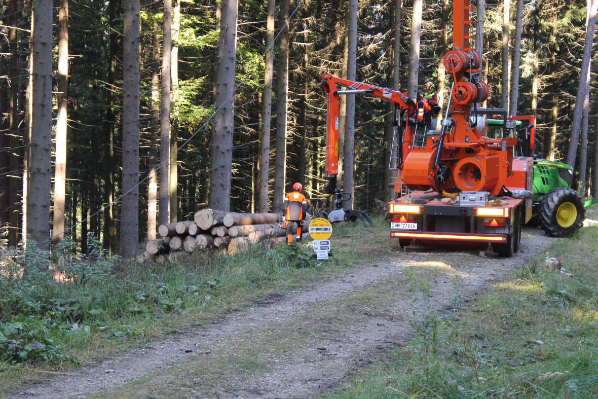 Harvester mit Schülerinnen und Schüler