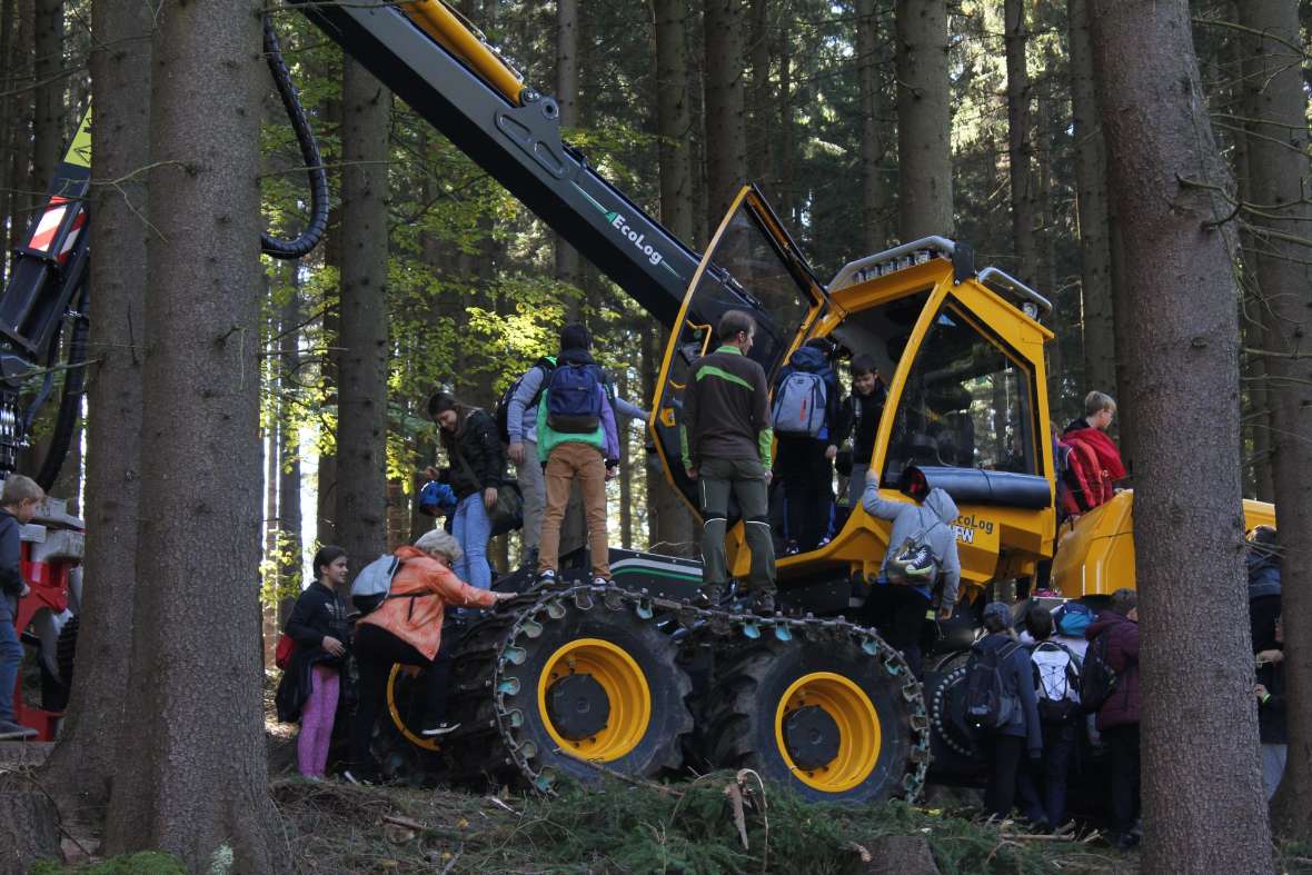 Harvester mit Schülerinnen und Schüler