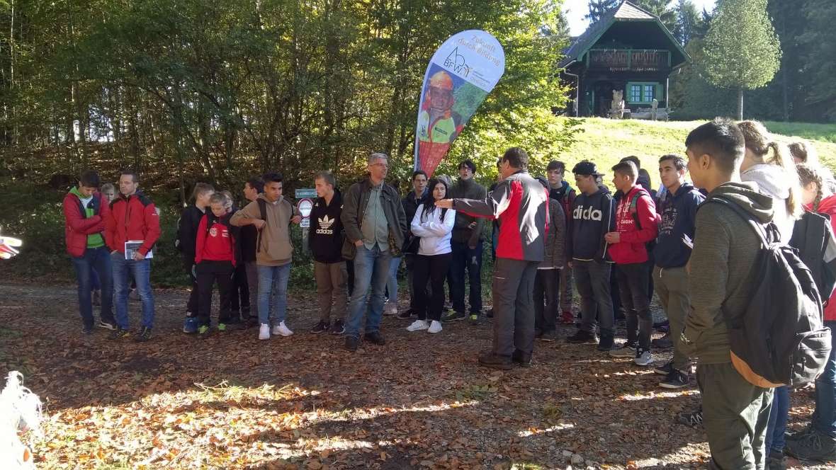 Schüler und Schülerinnen vor der Waldschule