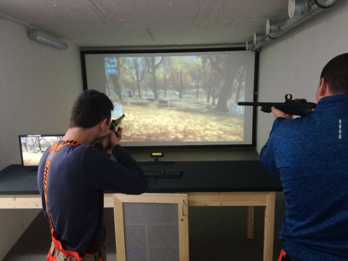 Ein Blick ins Schießkino über die Schulter
