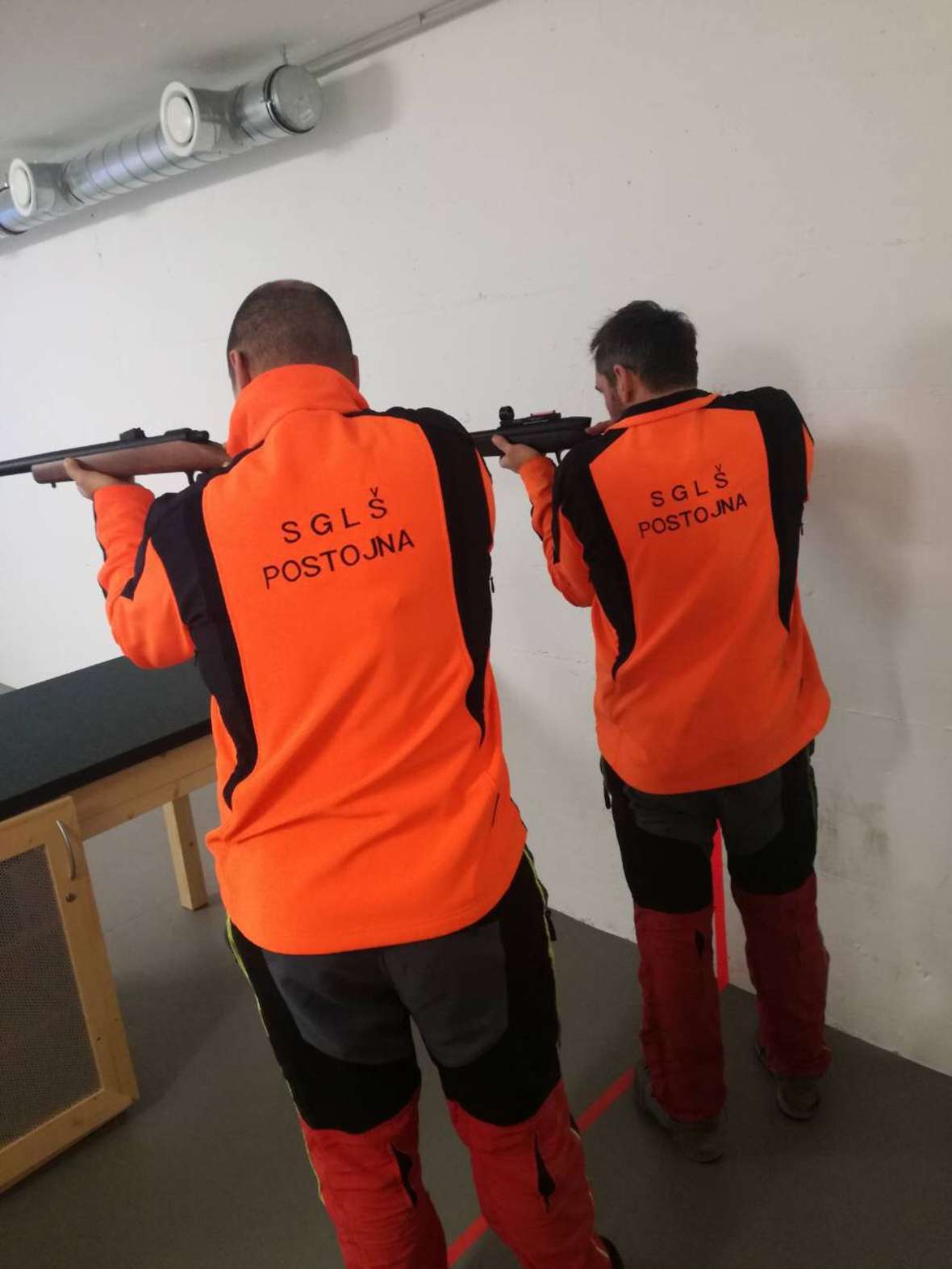 Schießübung im Schießkino der Schule