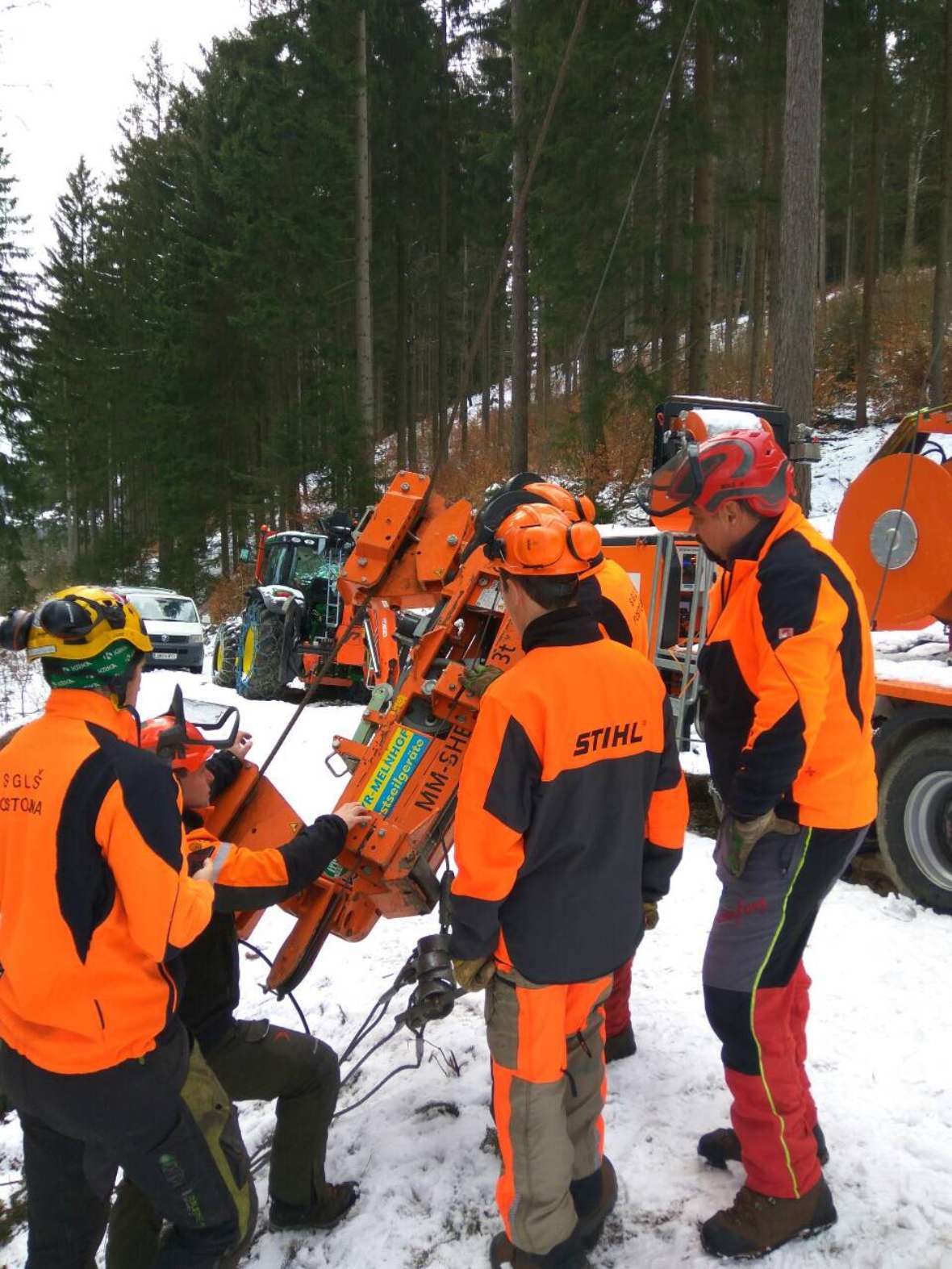 Teamarbeit im Lehrforst Bruck