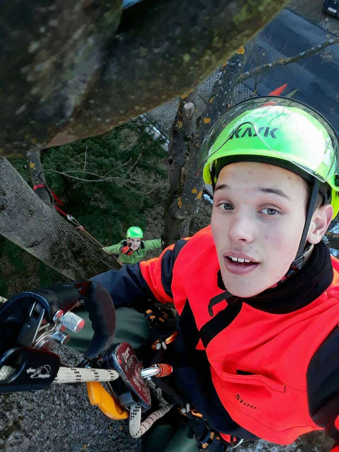 Schüler bei der Kletterübung