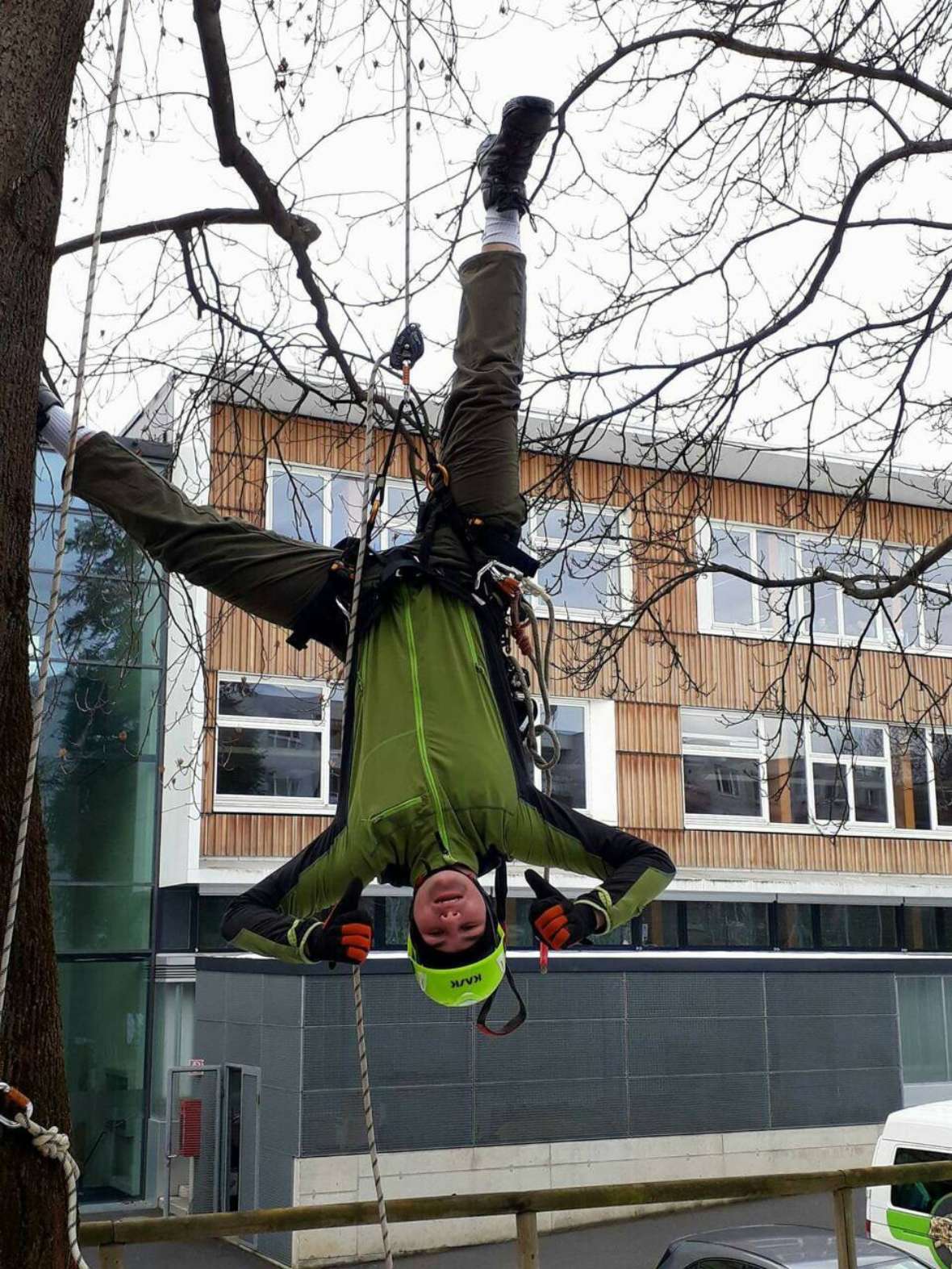 Kopfüber baumelt der Schüler im Seil bei der Übung