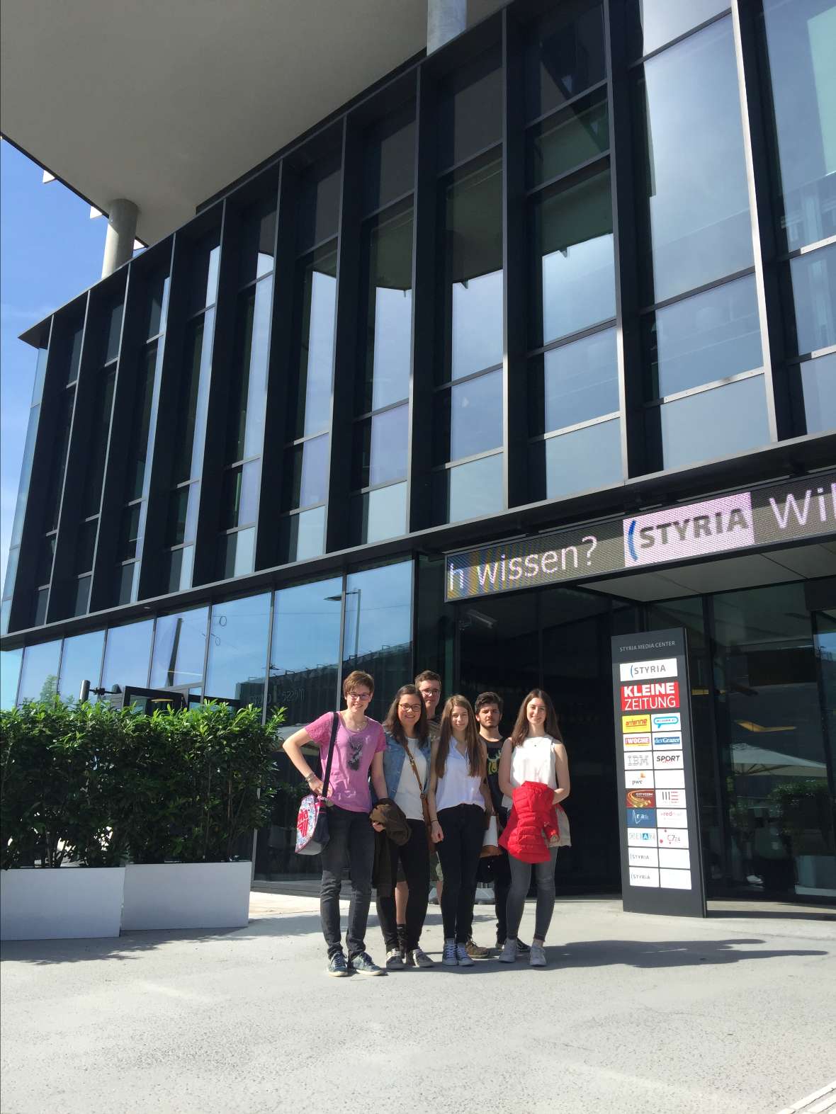 Schülerinnen und Schüler des Projekts vor dem Styria-Gebäude