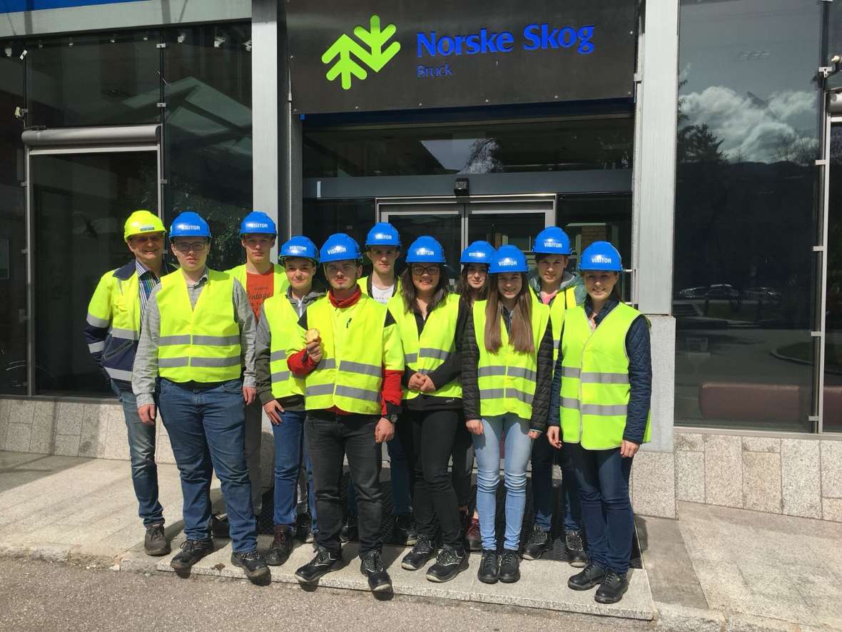 Die Projektgruppe bei der Norske Skog auf Recherche