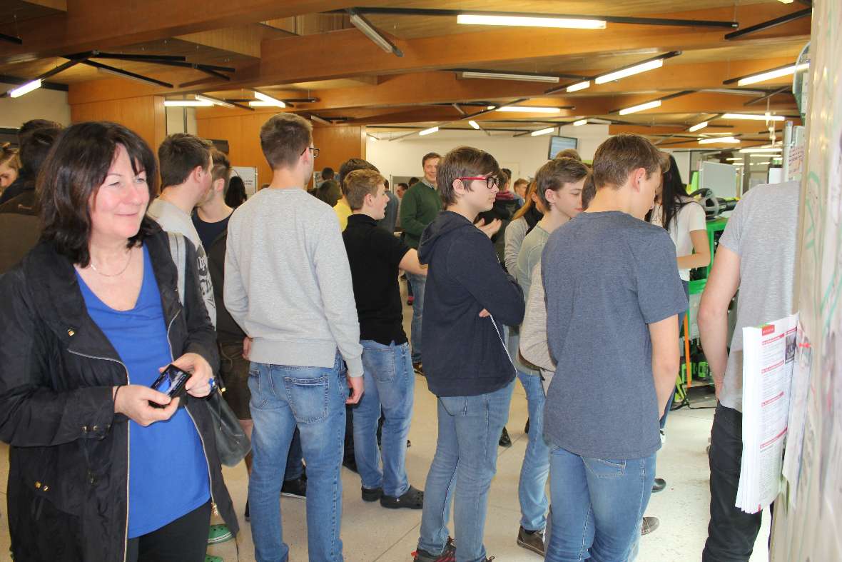 Die Organisatorin vor einer Präsentation