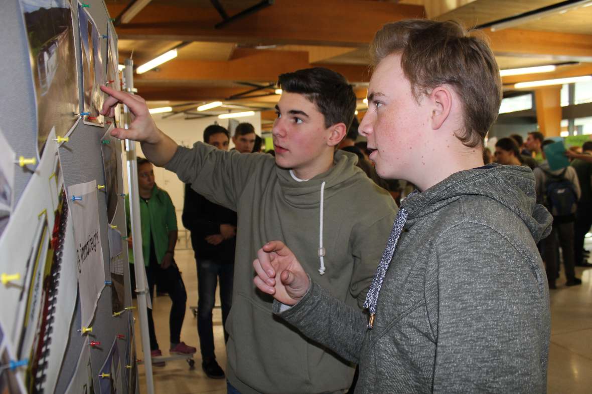 Schüler sehen sich eine Pinwand an