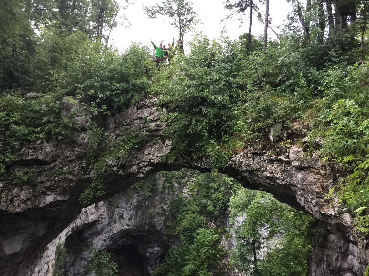 Lehrergruppe auf einer natürlichen Karstbrücke