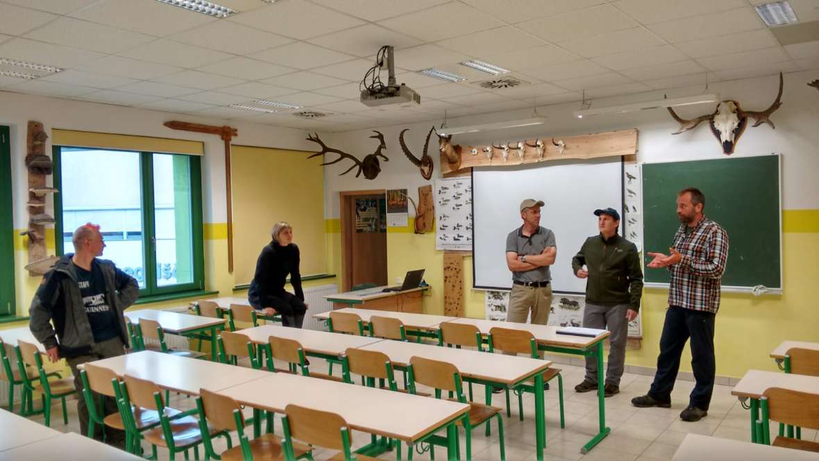 Unser Guide durch die Schule erklärt den Unterricht