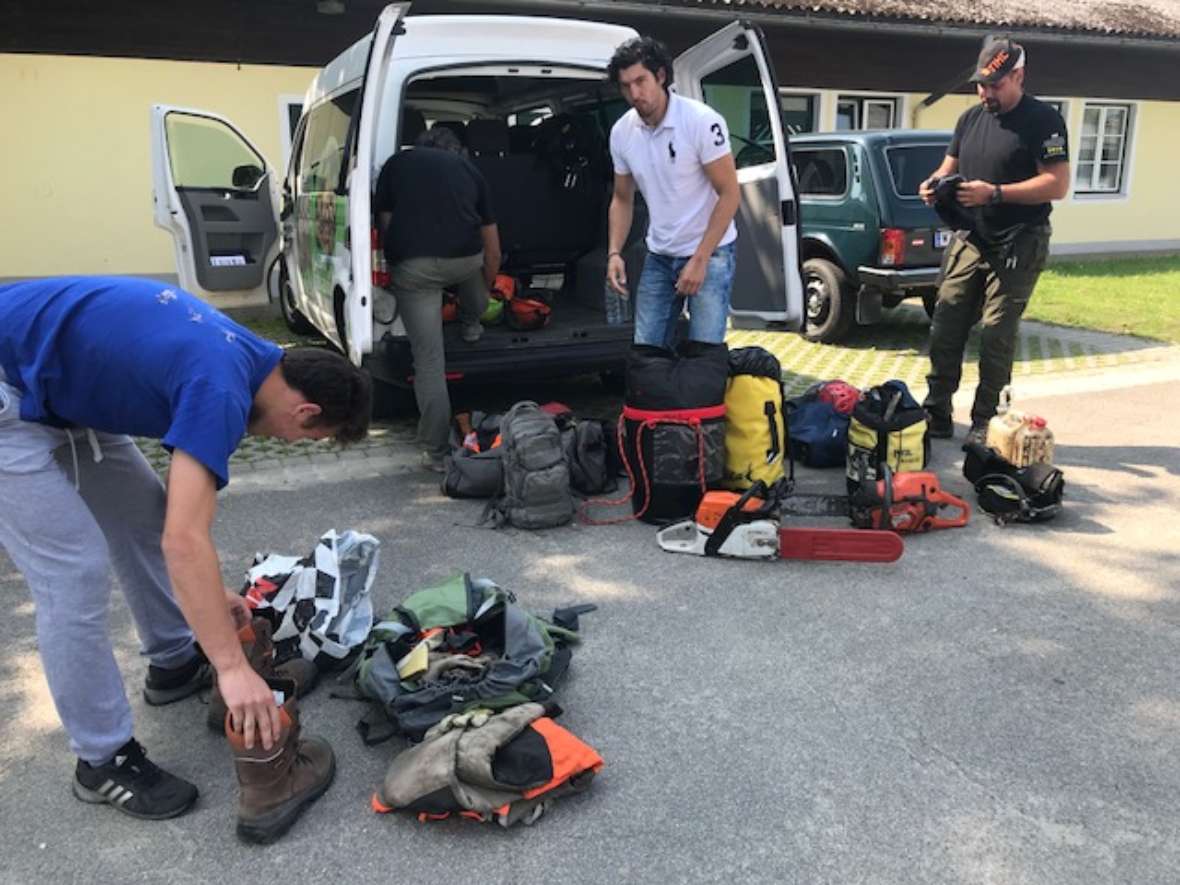 Kontrolle der Kletterausrüstung für eine Baumbesteigung