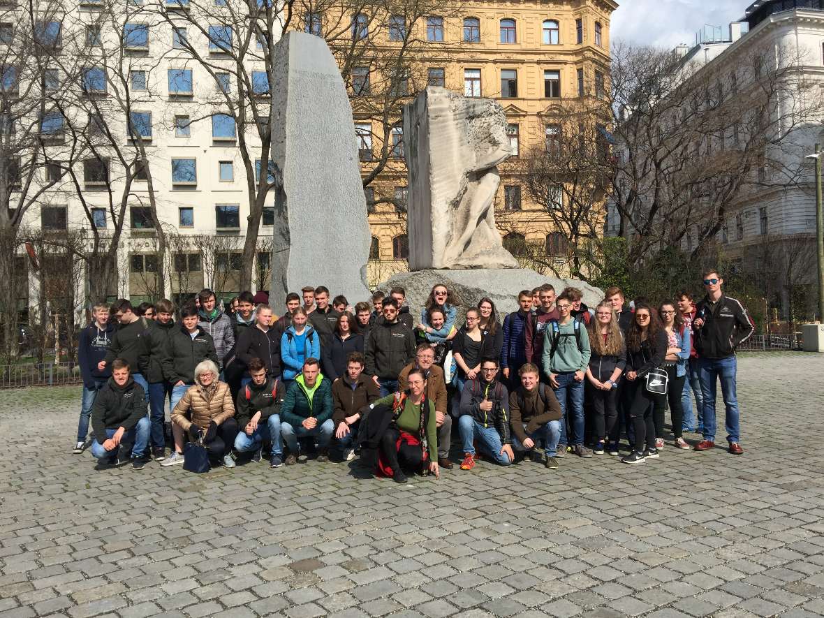 Die Schülerinnen und Schüler der teilnehmenden Klassen beim Hrlidcka Denkmal