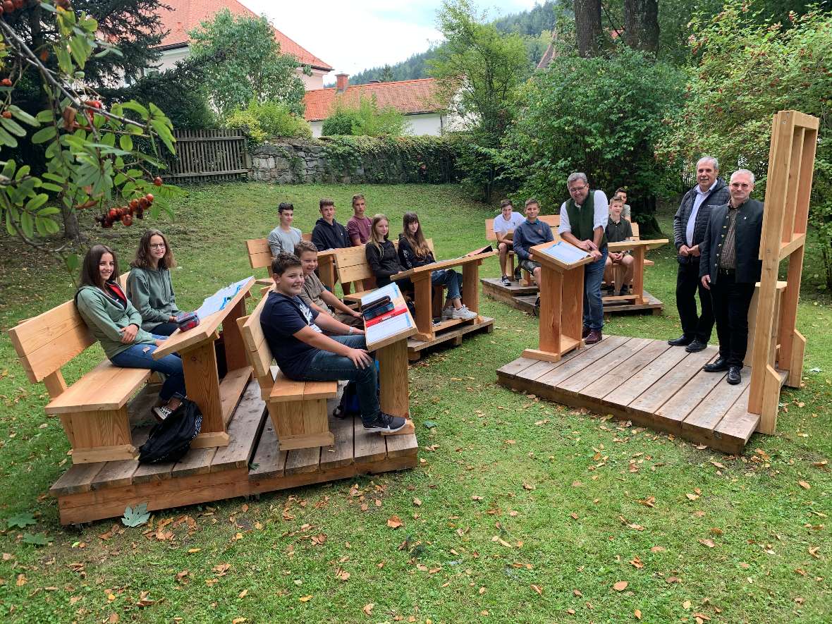 Ein Blick auf die Outdoor-Klasse mit Schülerinnen und Schülern