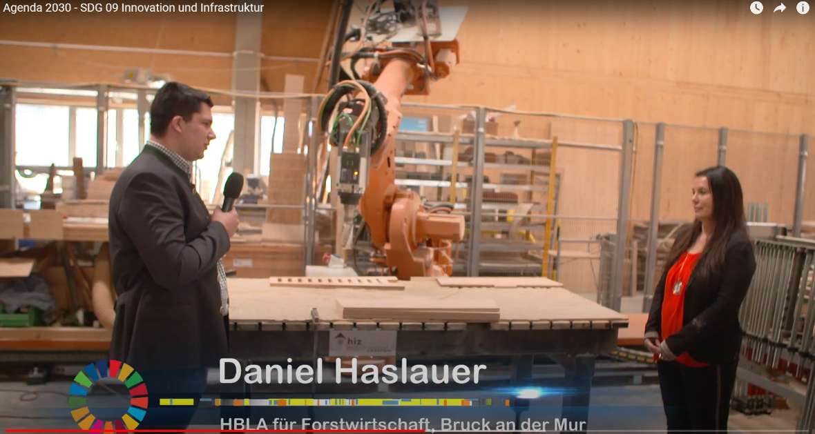 Interview vor moderner Holzfräse