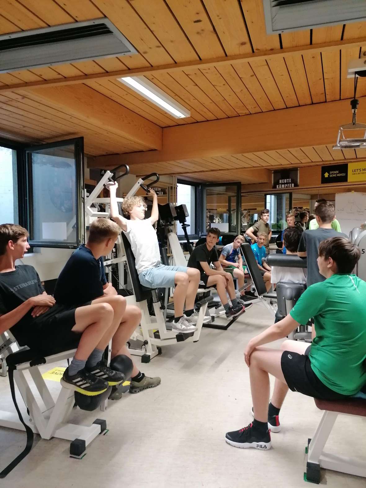 Schüler trainieren in der Fitnesskammer des Internats