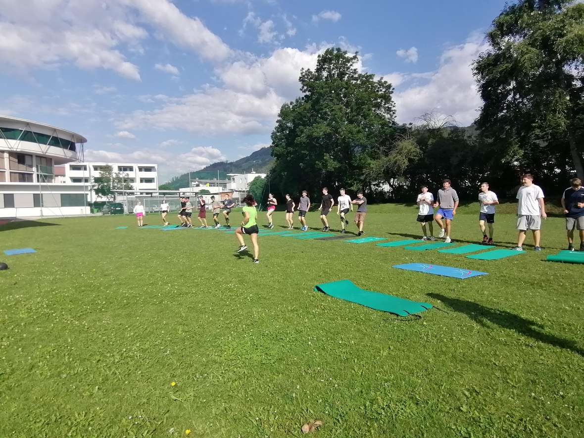 Allgemeines Firnesstraining auf dem Sportplatz der Schule