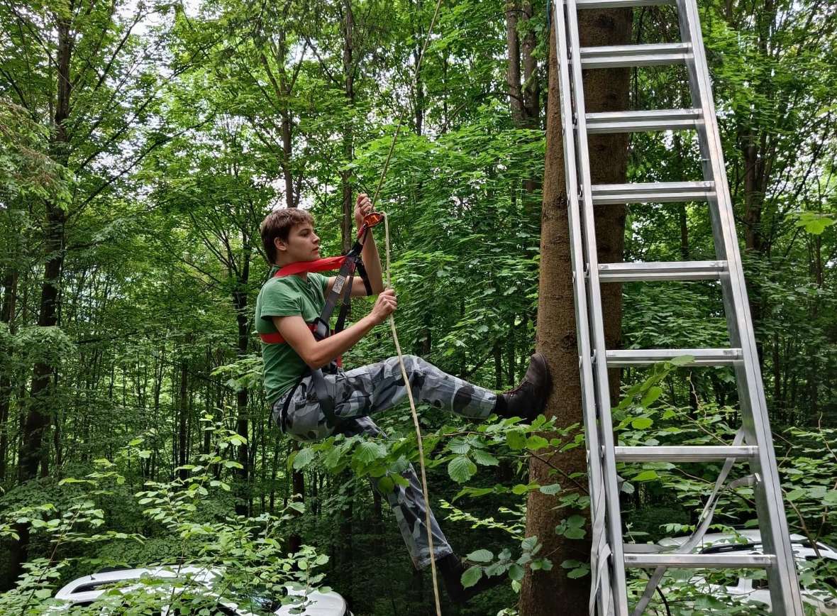 Schüler beim Hochsitzklettern