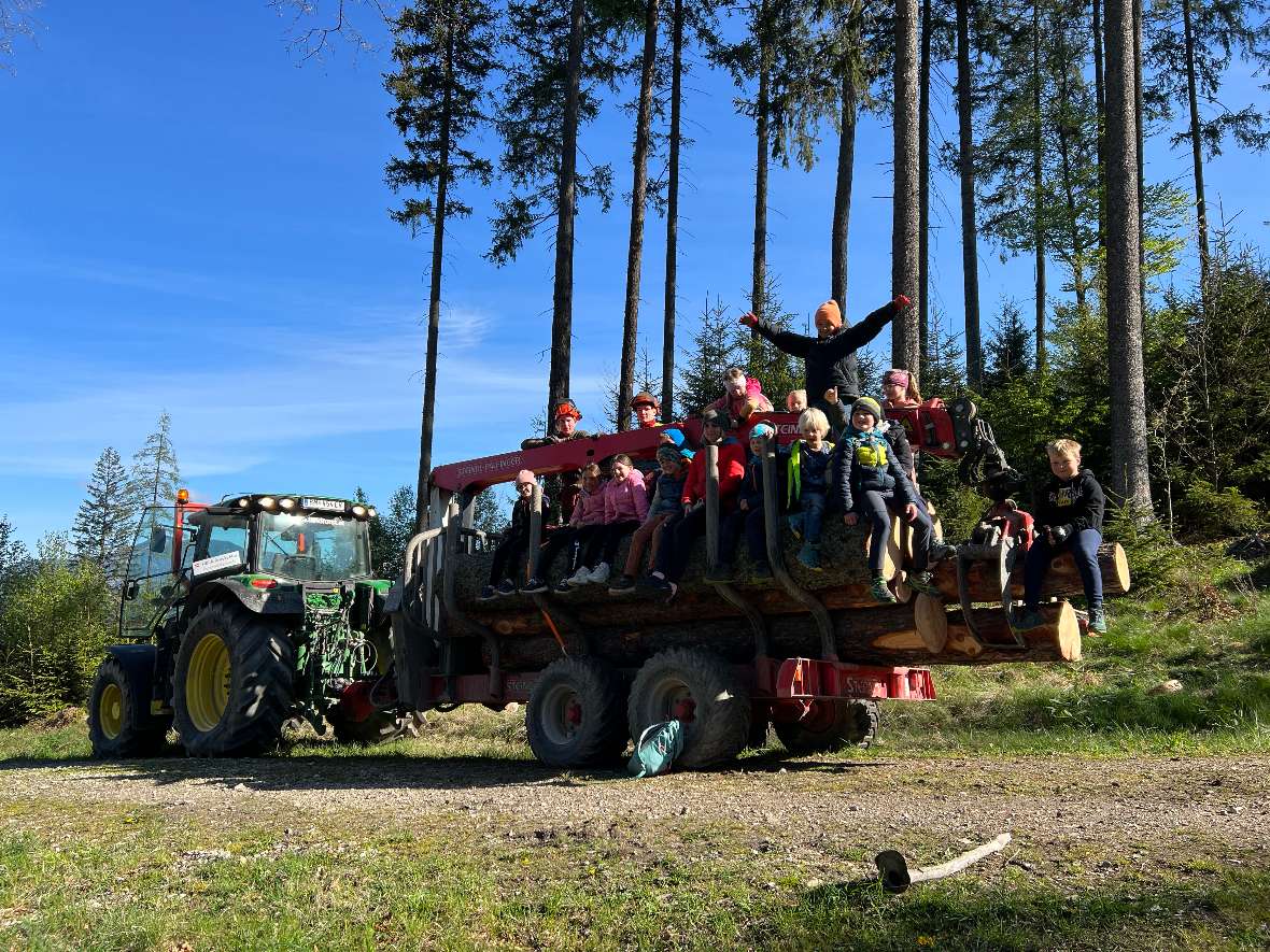 Kinder auf einem Holzhänger