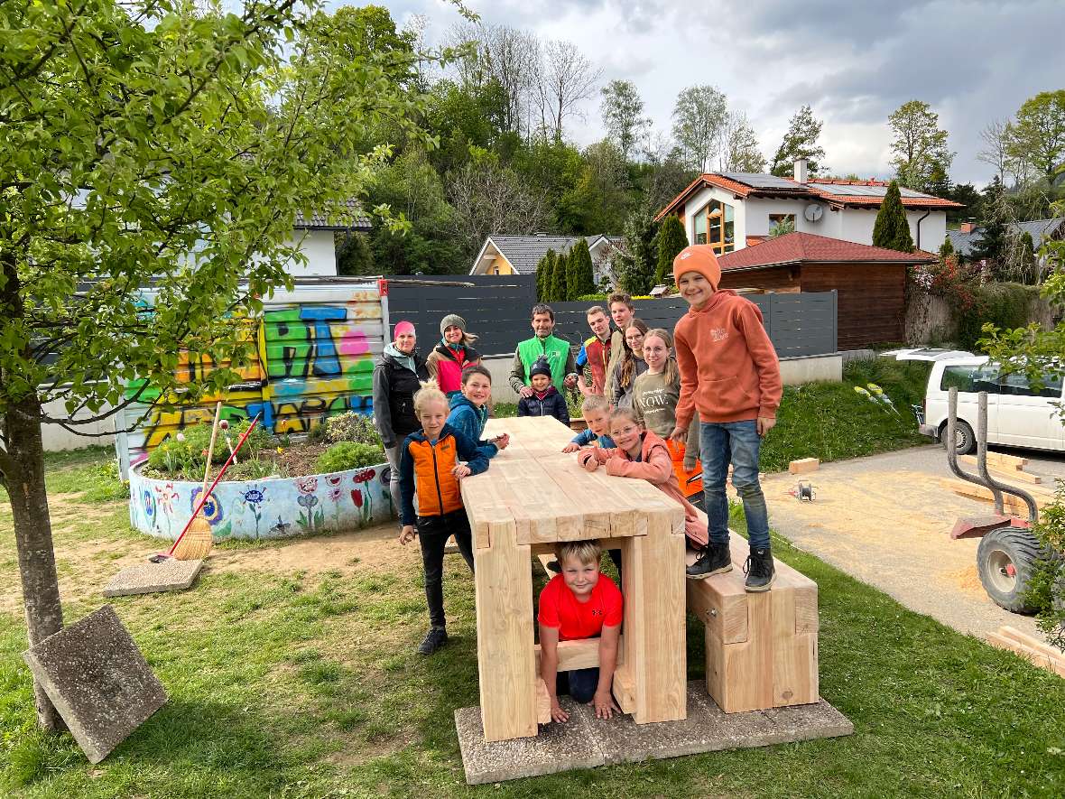 Kinder auf einem Holztisch im Freien