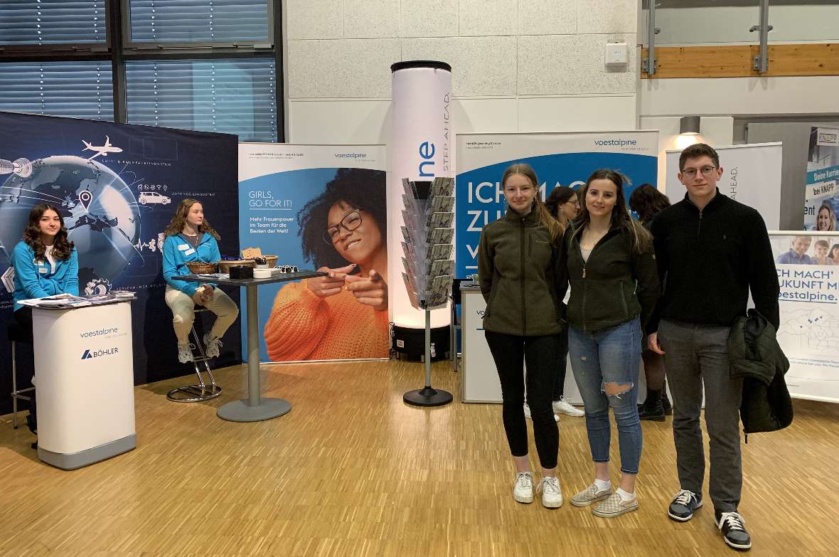 Unsere drei Schülerinnen und Schüler beim Besuch der Ausstellung