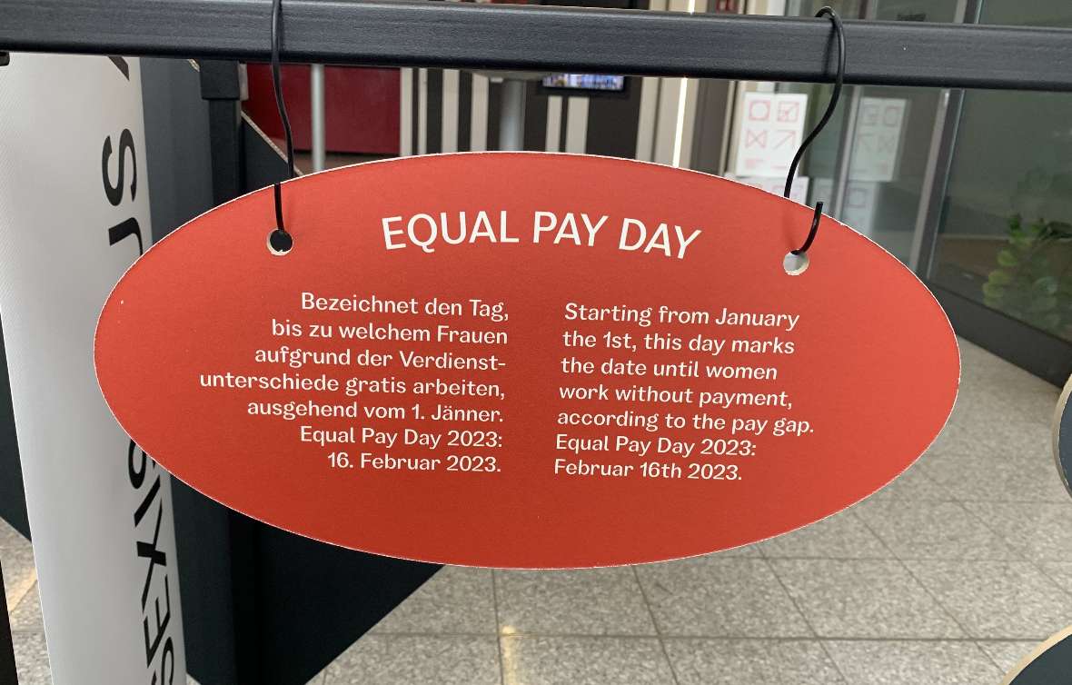 Plakette zum Equal Pay Day
