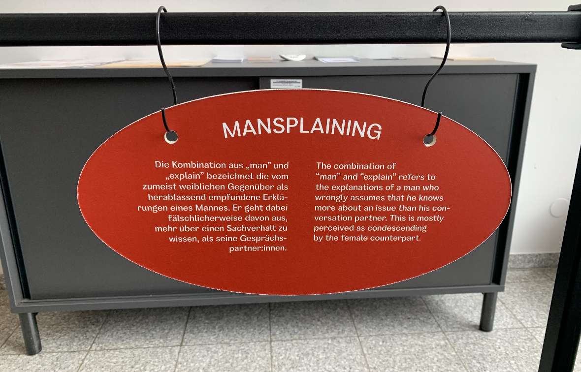 Eine Sexplain-Plakette zum Thema Mansplaining
