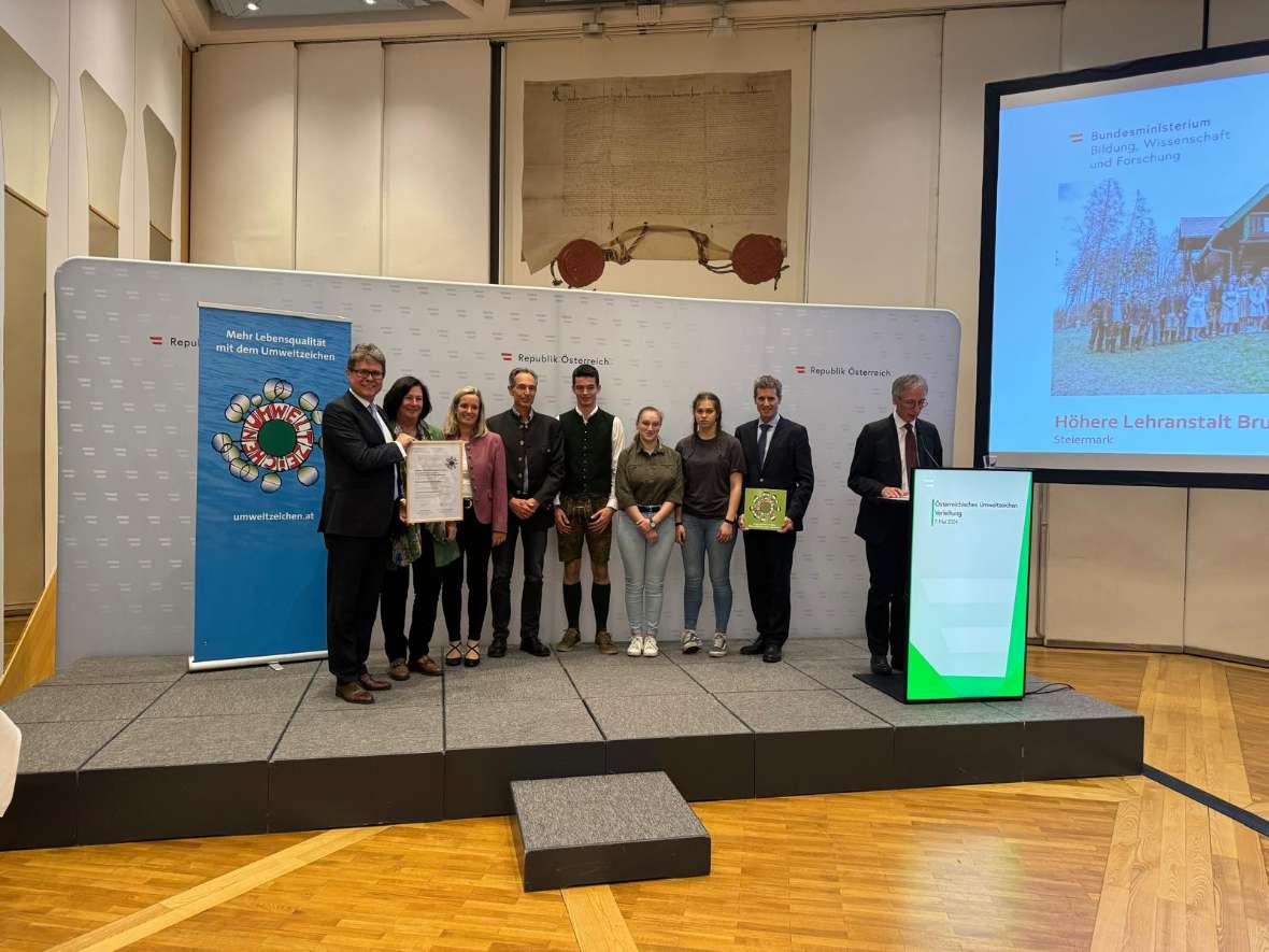 Gruppenbild Schülerinnen und Schüler bei der Verleihung mit den Offiziellen