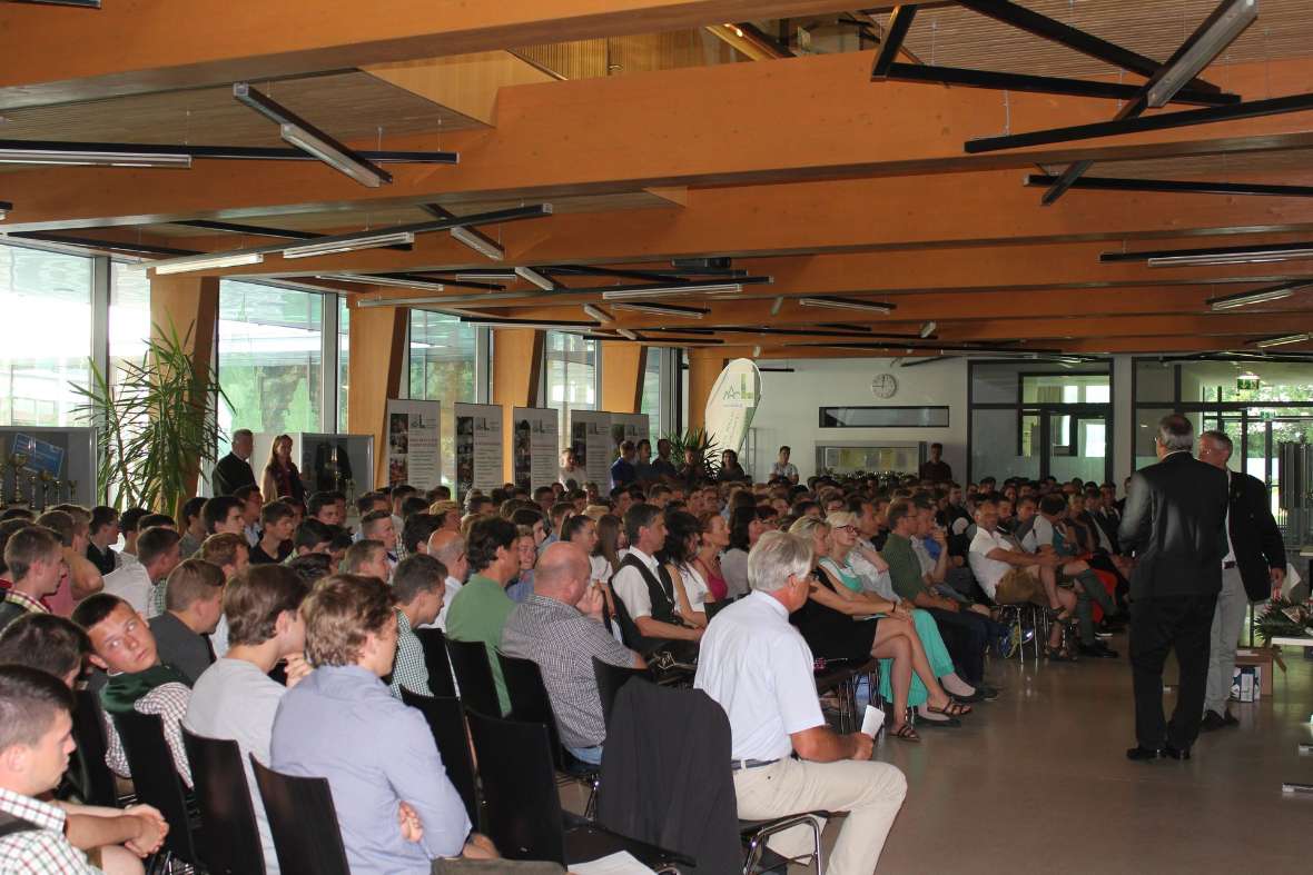 Die versammelte Schulgemeinschaft