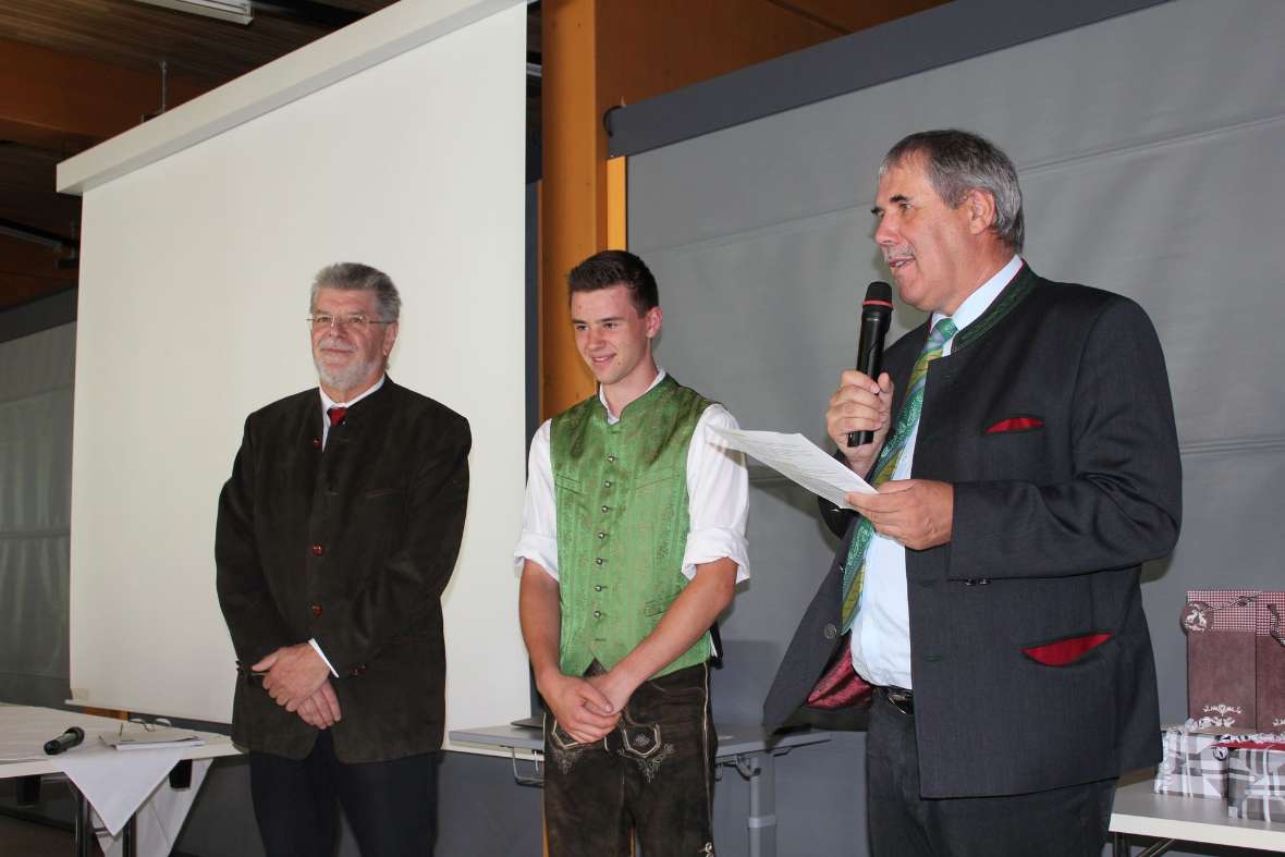 Direktor mit Schulsprecher und Manfred Hintermüller