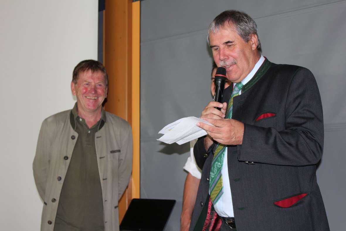 Werner Hofer wird vom Direktor verabschiedet