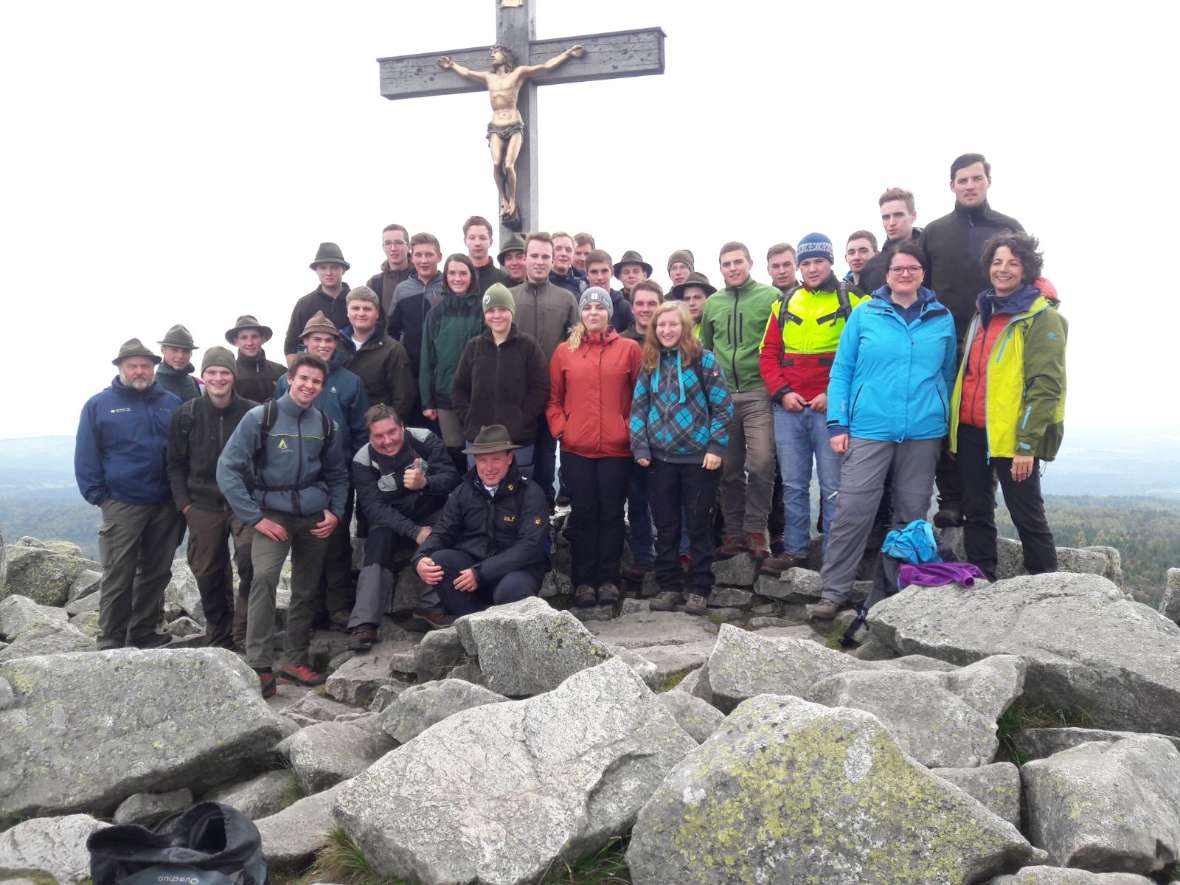 Die 5A auf dem Berg Lusen beim Gipfelkreuz
